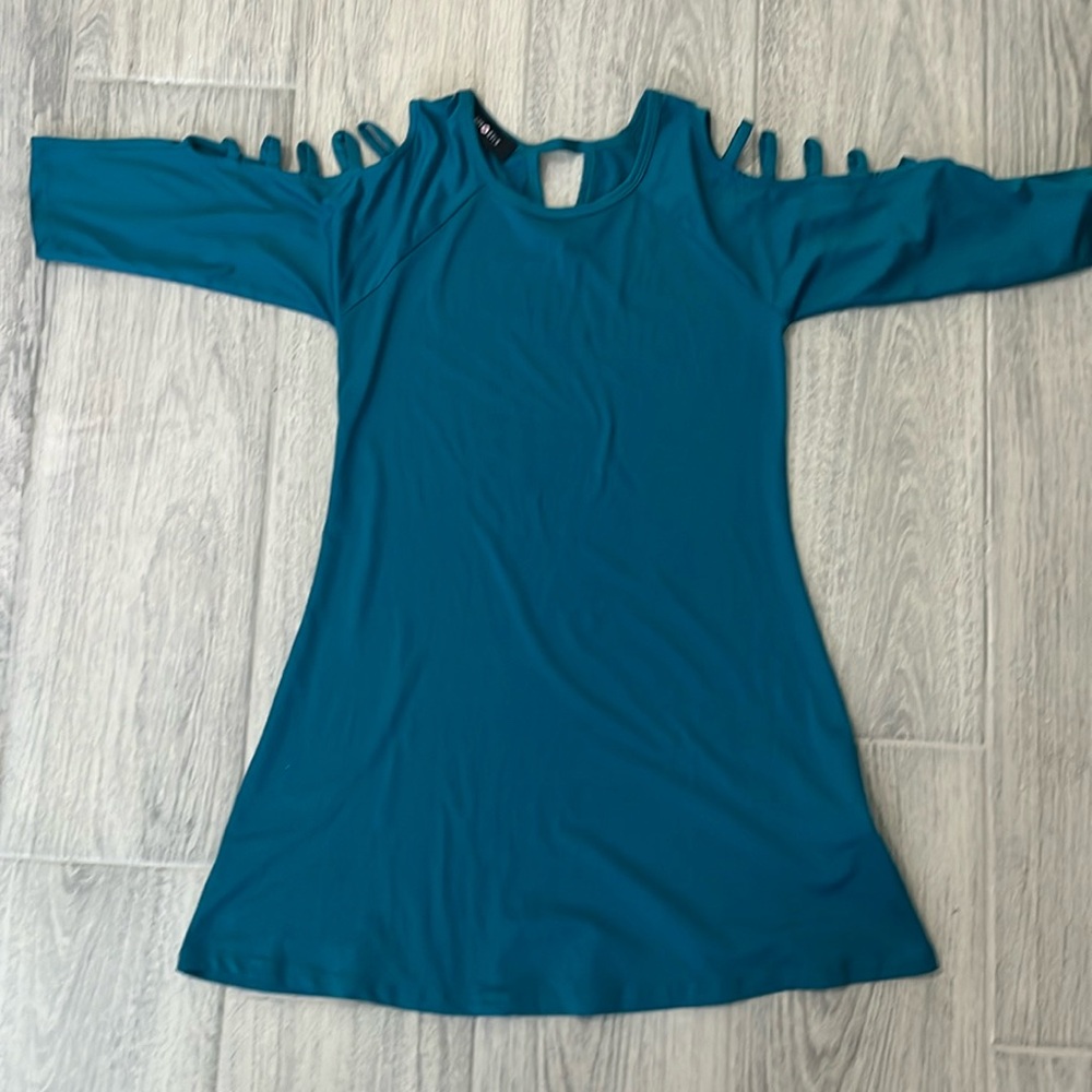 Girls teal dress with 3/4 length sleeves. Size small (7-8).